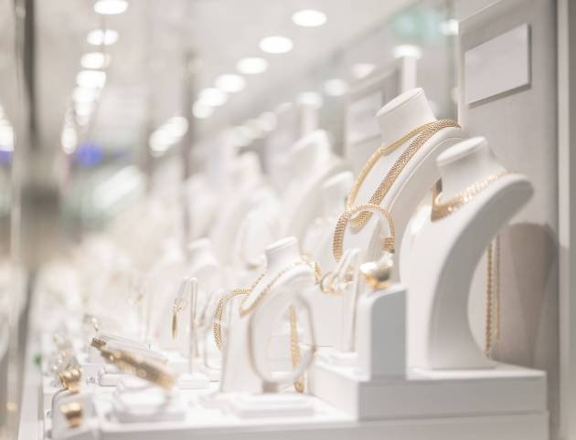Beautiful jewelry jewelry made of gold on a shop window